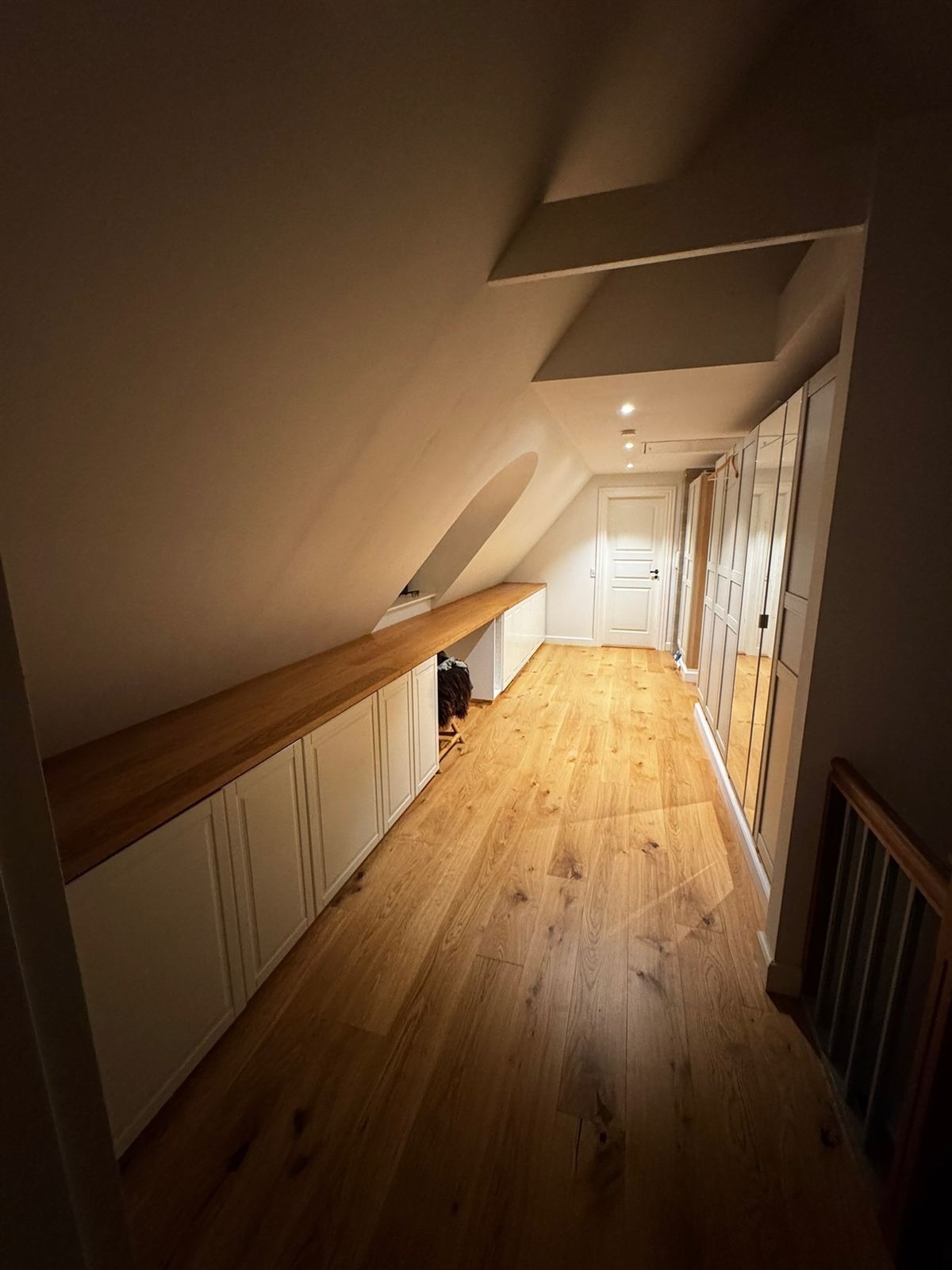 Indbyggede skabe og bordplade i egetræ på loftgang