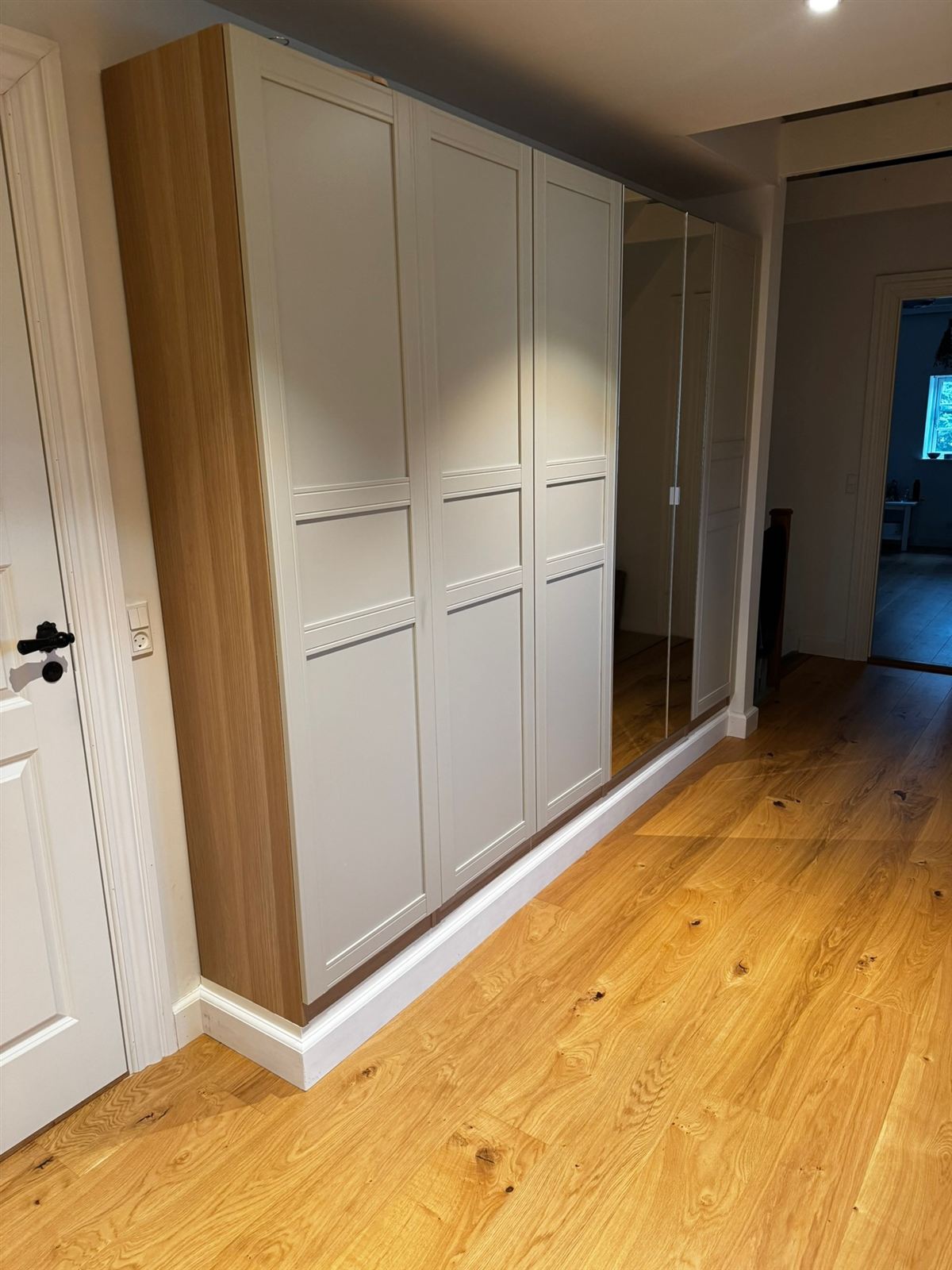Lang indbygget garderobe med spejllåger