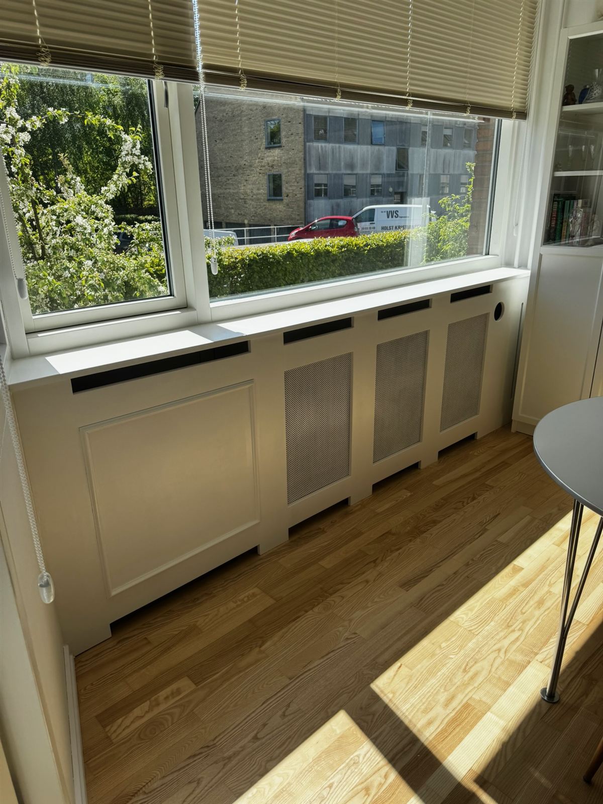 Lang radiatorskjuler under karnapvindue